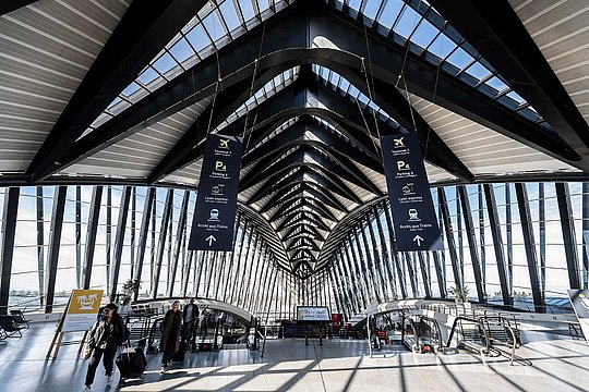 hall entre la gare et l'aéroport de Lyon Saint-Exupéry