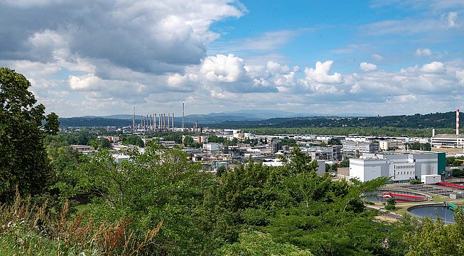 Panorama du site industriel de l’entreprise Total implantée à Lyon Vallée de la Chimie, vue des hauteurs de Saint-Fons Clochette
