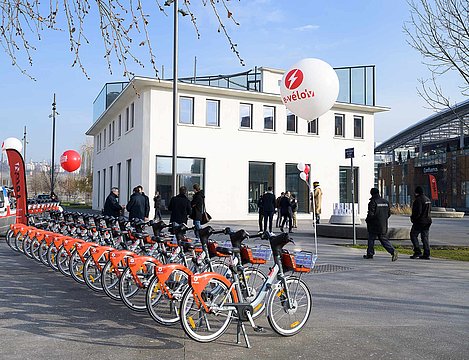 e-Vélo'v, vélos à assistance électrique sur le quai Rambaud à Lyon Confluence
