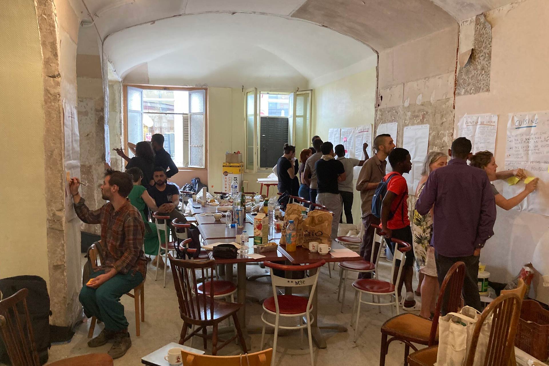 Atelier participatif mené par Caracol sur la vie en commun et la mise en place des règles de la colocation de l’Hôtel Moderne à Lyon