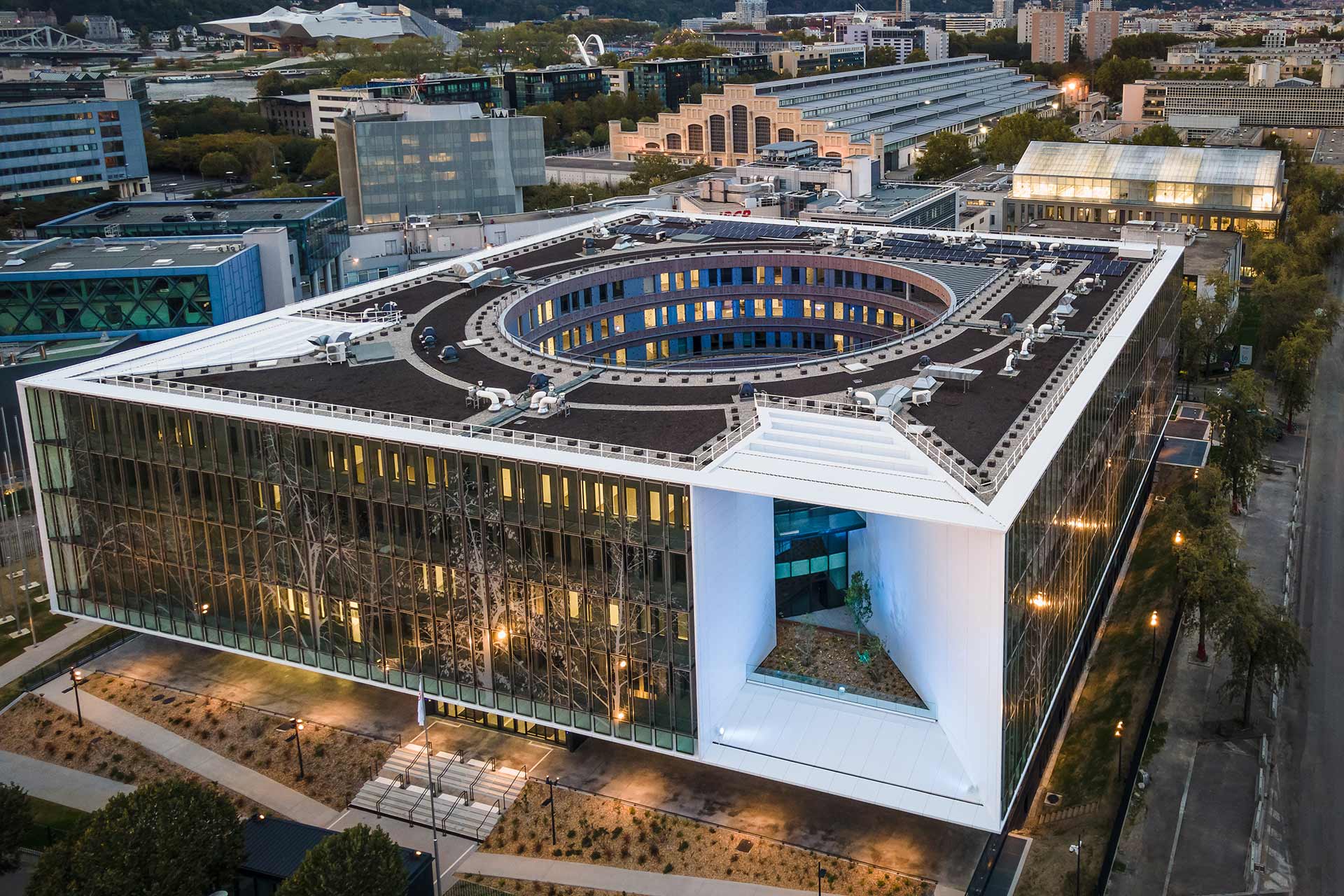 Vue aérienne extérieure du Nouveau Centre, bâtiment du siège du Centre international de Recherche sur le Cancer (CIRC) installé au cœur du Biodistrict Lyon-Gerland (métropole de Lyon)