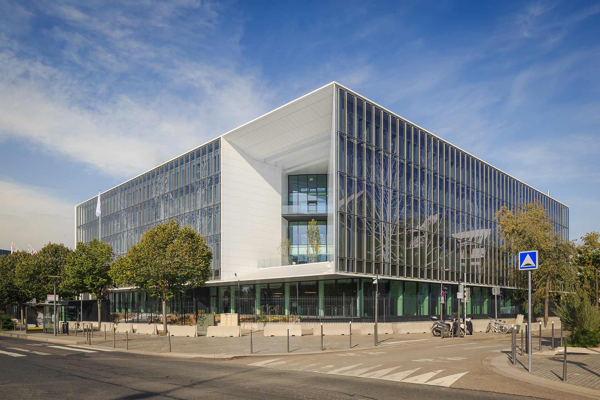 Exterior view of the Nouveau Centre, building of the headquarters of the International Agency for Research on Cancer (IARC) installed in the heart of the Lyon-Gerland Biodistrict (Lyon metropolitan area, France)