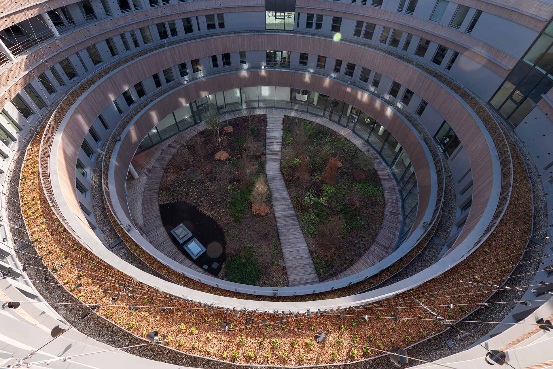 Vue aérienne de la cour du Nouveau Centre, bâtiment du siège du Centre international de Recherche sur le Cancer (CIRC) installé au cœur du Biodistrict Lyon-Gerland (métropole de Lyon)
