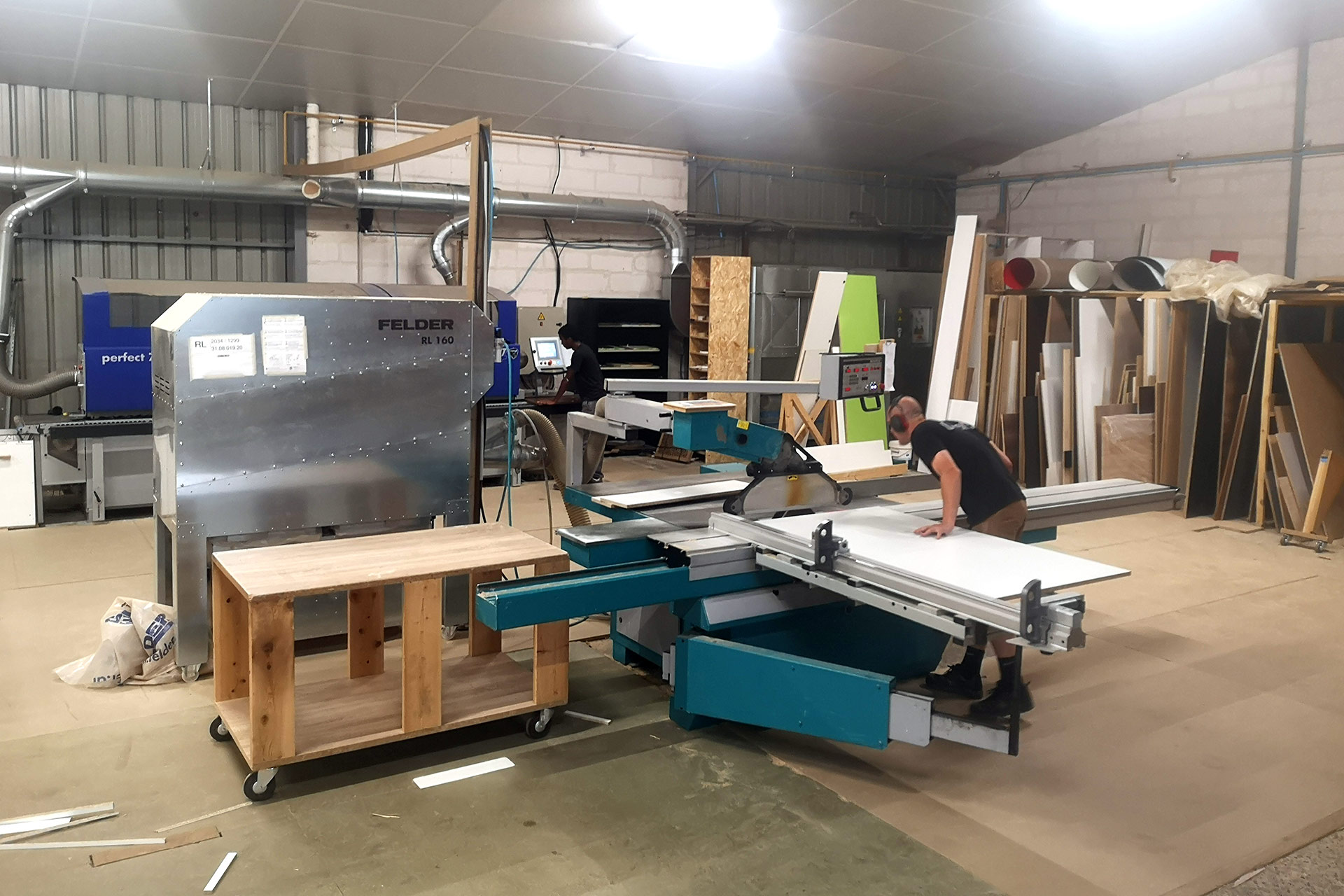Découpe de planches au sein de l’atelier partagé Cobro dédié aux professionnel·les du bois, à Villeurbanne (métropole de Lyon)