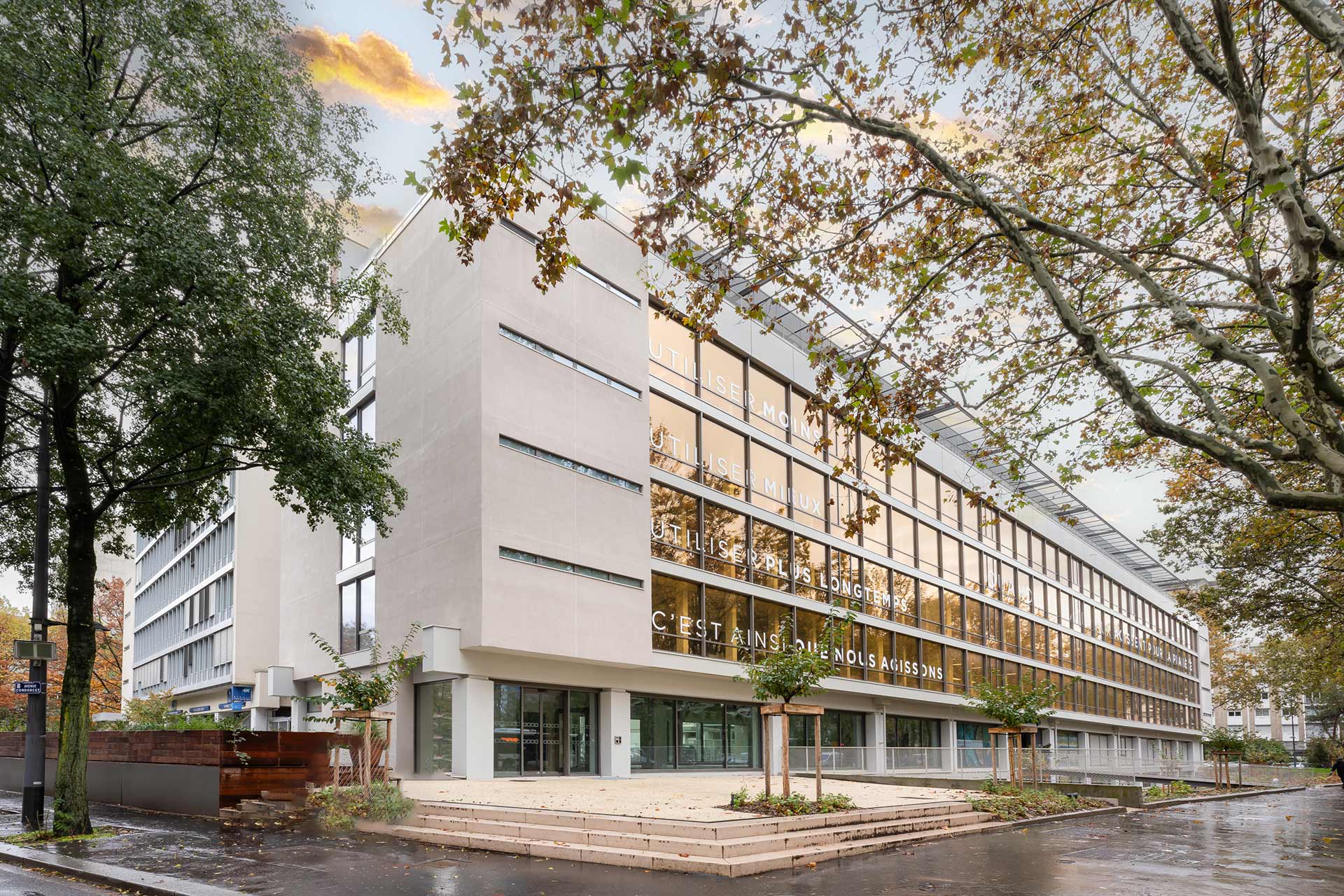 Vue extérieure du bâtiment GlassDoor à Villeurbanne qui héberge le centre de décision et le laboratoire de recherche et développement de MATERI’ACT depuis août 2023
