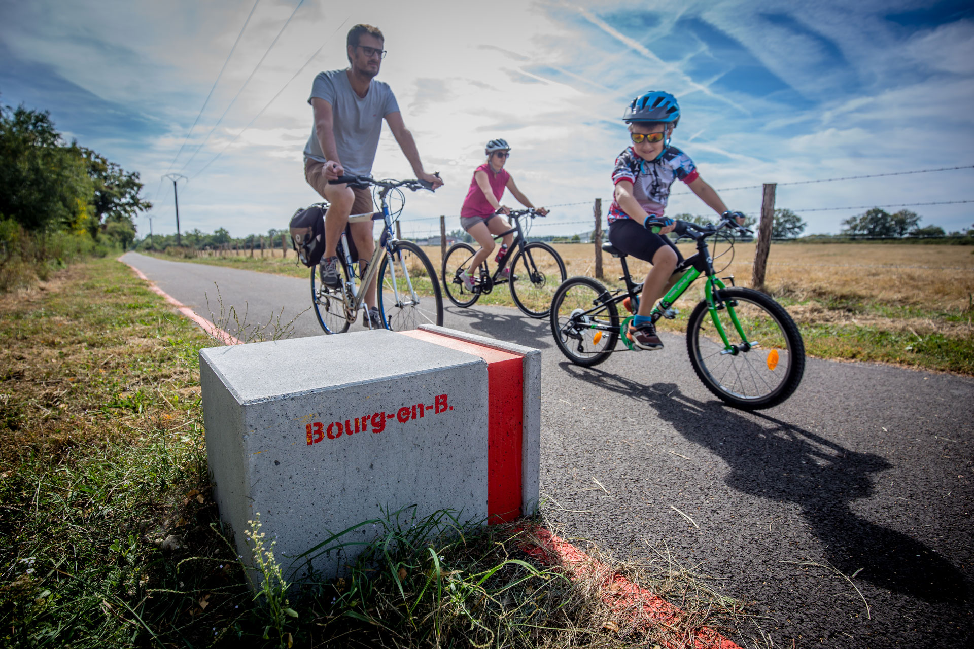 Family bike ride on La Traverse, the Bourg en Bresse greenway located in the heart of the Grand Bourg Agglomération territory.