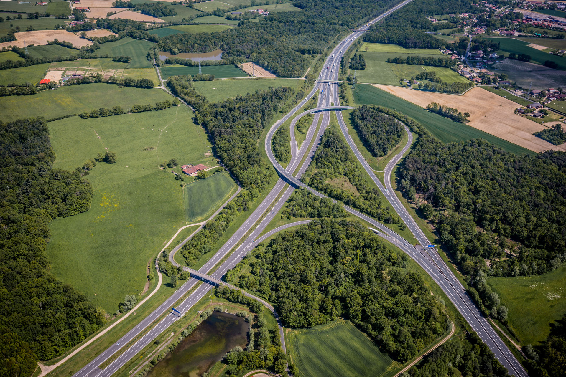 Aerial view of a freeway interchange on the territory of Grand Bourg Agglomération.