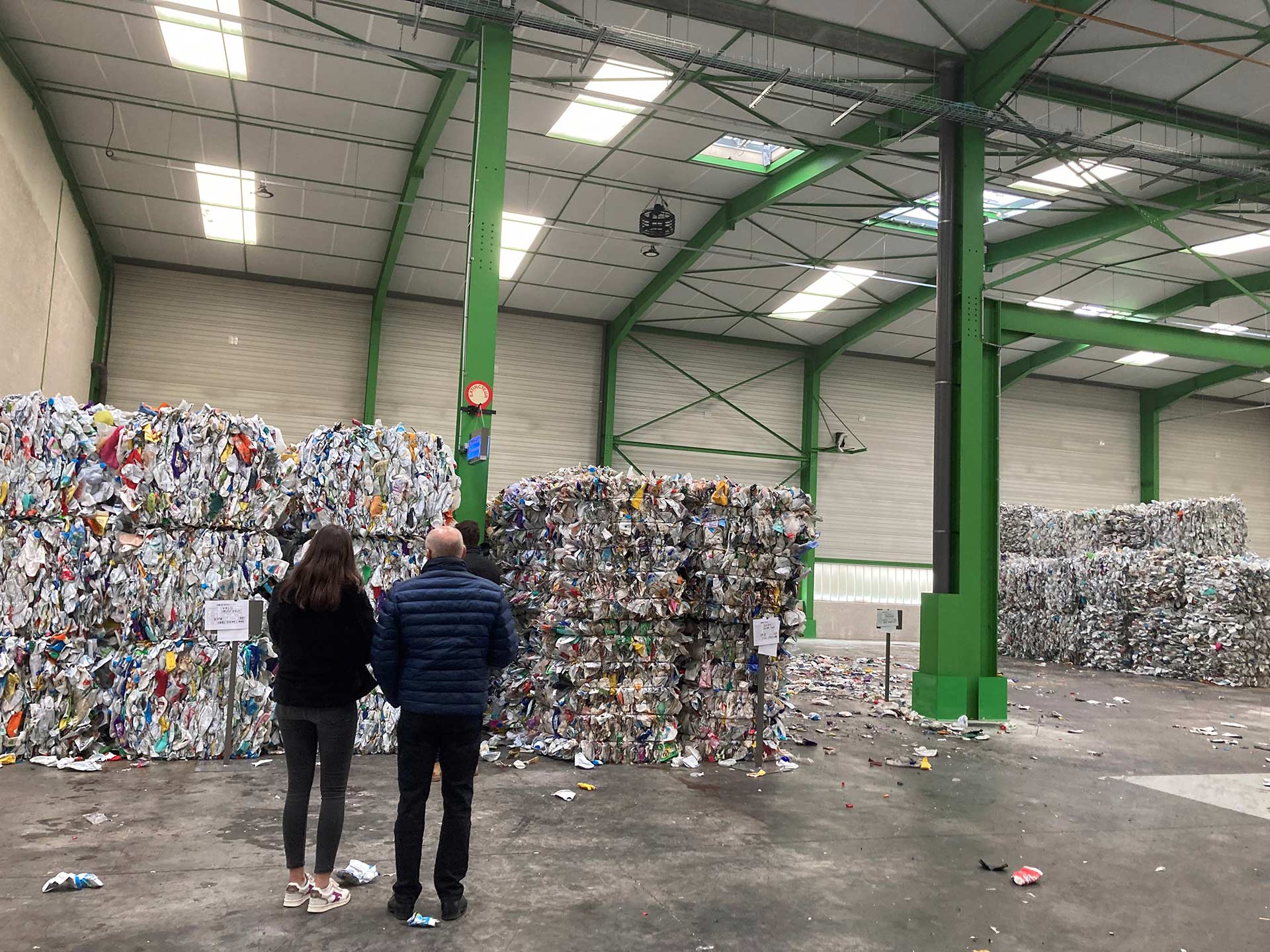 Balles de plastiques à recycler chez Granuplast France, à Jassans-Riottier (Ain)