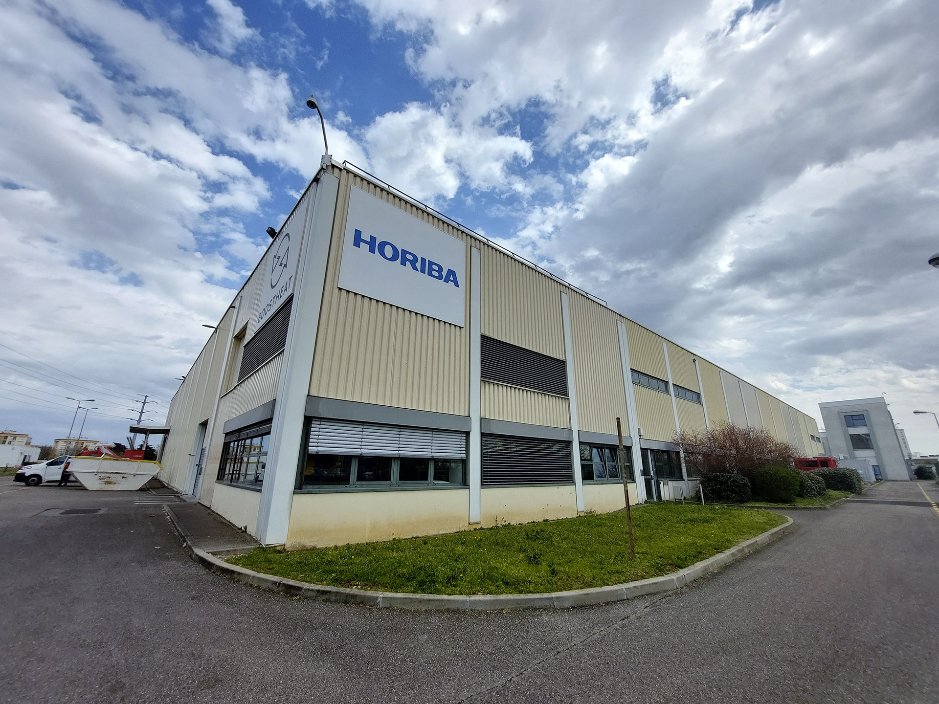 Vue extérieure du bâtiment d’HORIBA implanté sur le site d’USIN Lyon Parilly, au 41 boulevard Marcel Sembat à Vénissieux (parc industriel urbain Lyon Parilly Factories, métropole de Lyon)