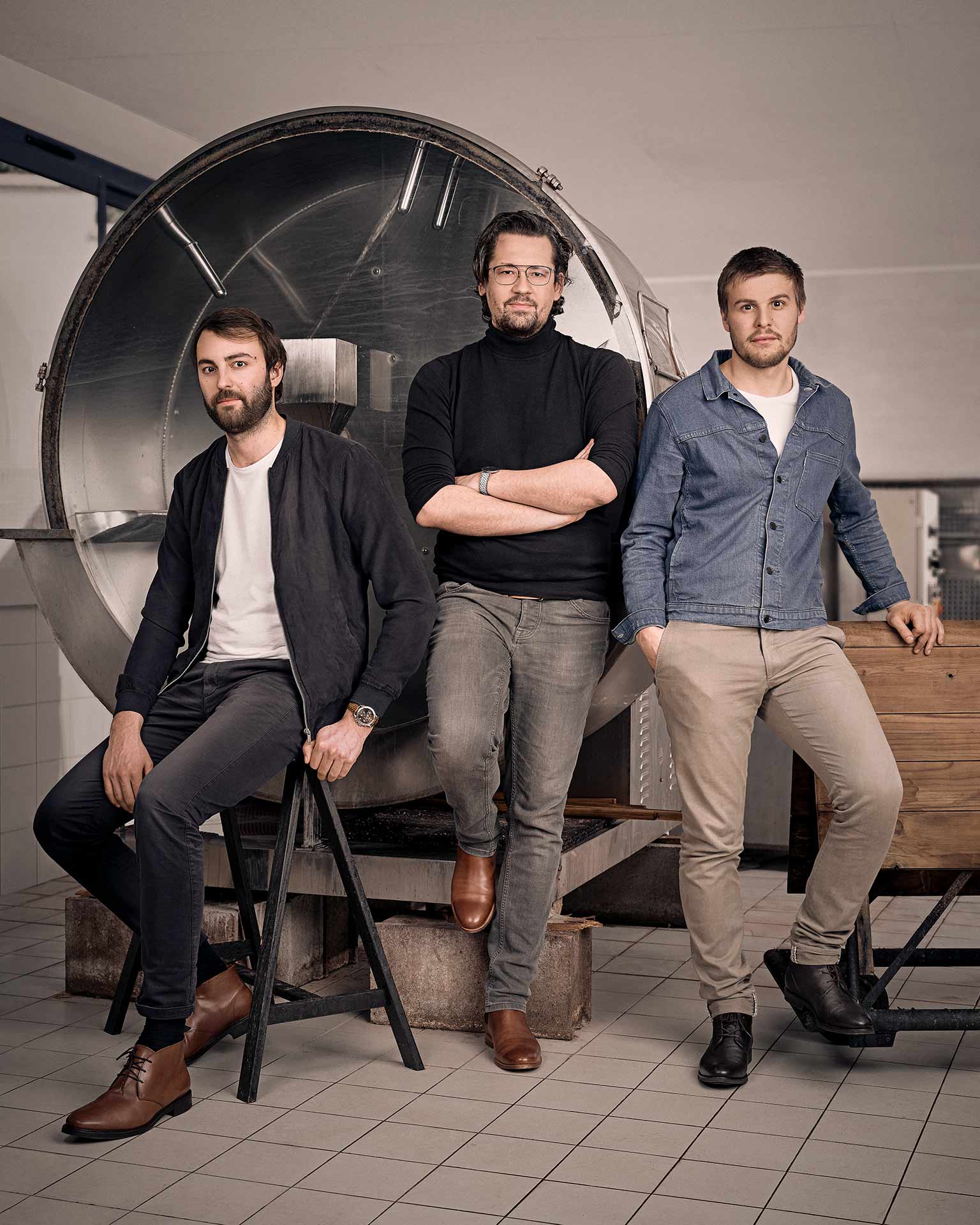 Les co-fondateurs d’Ictyos, tannerie de cuir marin installée à Saint-Fons (métropole de Lyon) : Emmanuel Fourault, Benjamin Malatrait, Gauthier Lefébure