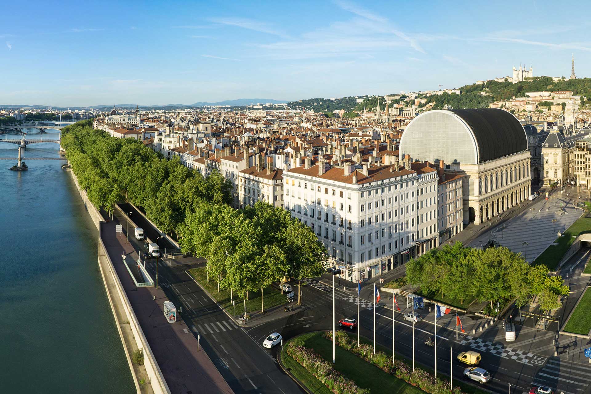 Vue aérienne du Rhône, de l'opéra de Lyon et du quartier des Terreaux (1er arrondissement de Lyon)