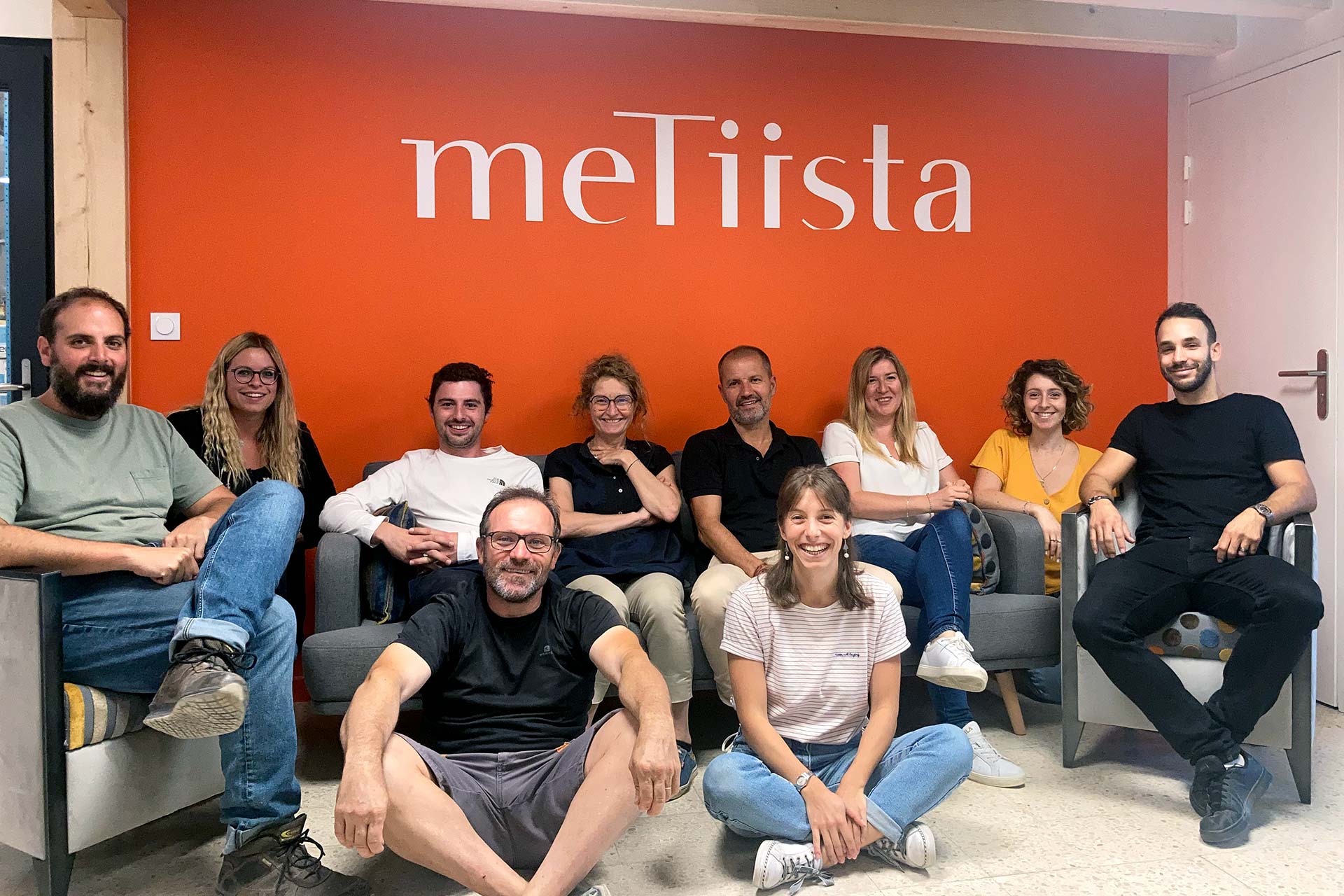 Équipe « bureau » de Metiista, entreprise de travaux de rénovation éco-responsable, implantée à Craponne (dans la métropole de Lyon)
