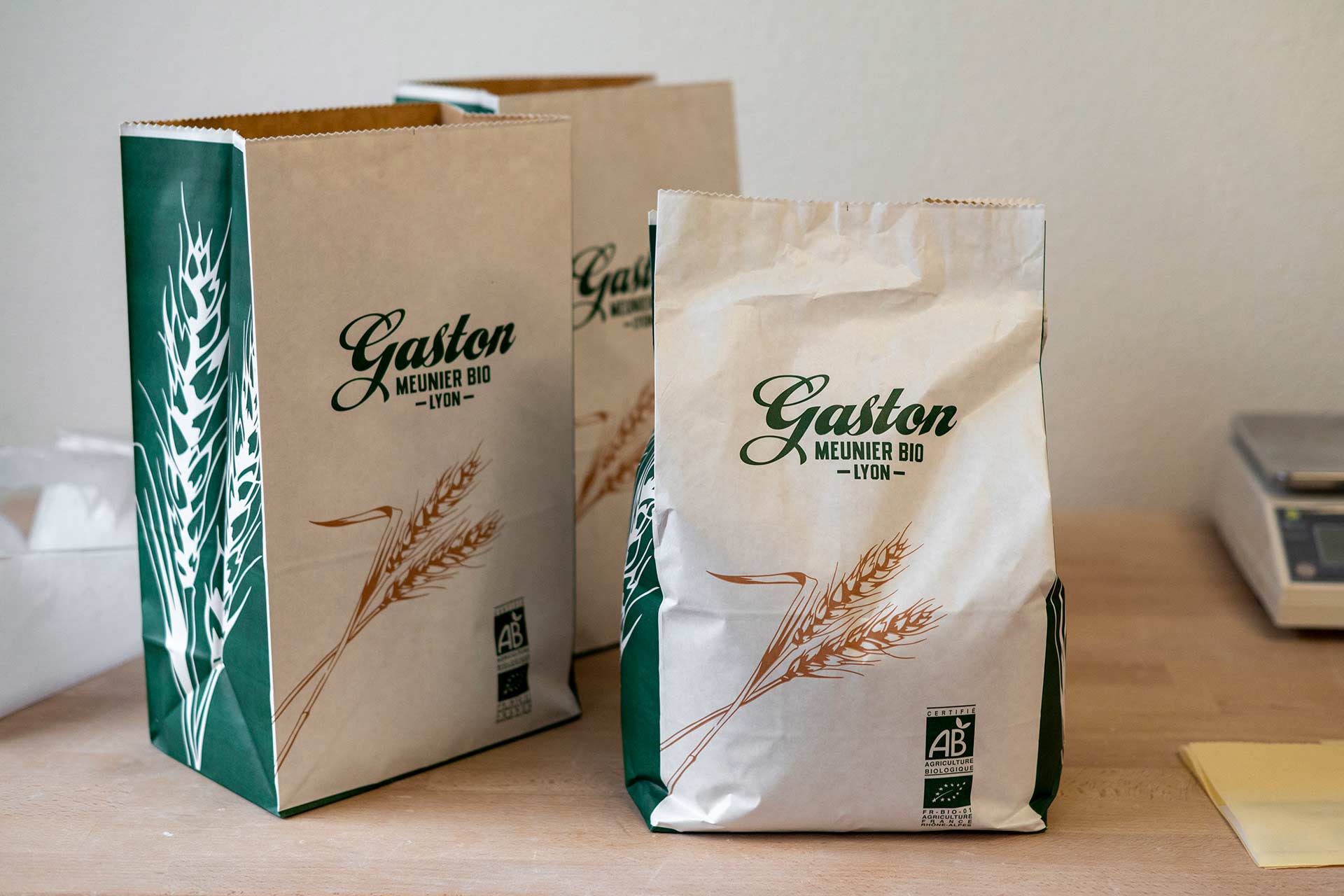Sachets de farine au détail Gaston Meunier Bio, meunerie installée à Pierre-Bénite (métropole de Lyon)