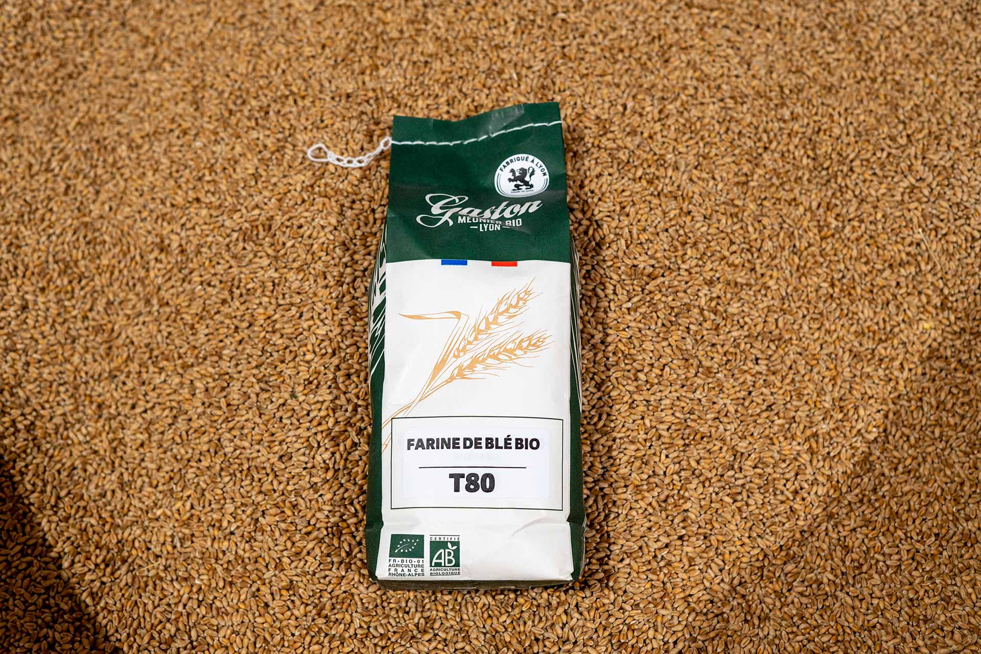Sachet de farine de blé bio T80 Gaston Meunier Bio – Lyon, déposée sur des grains de blé à la meunerie de Pierre-Bénite (métropole de Lyon)