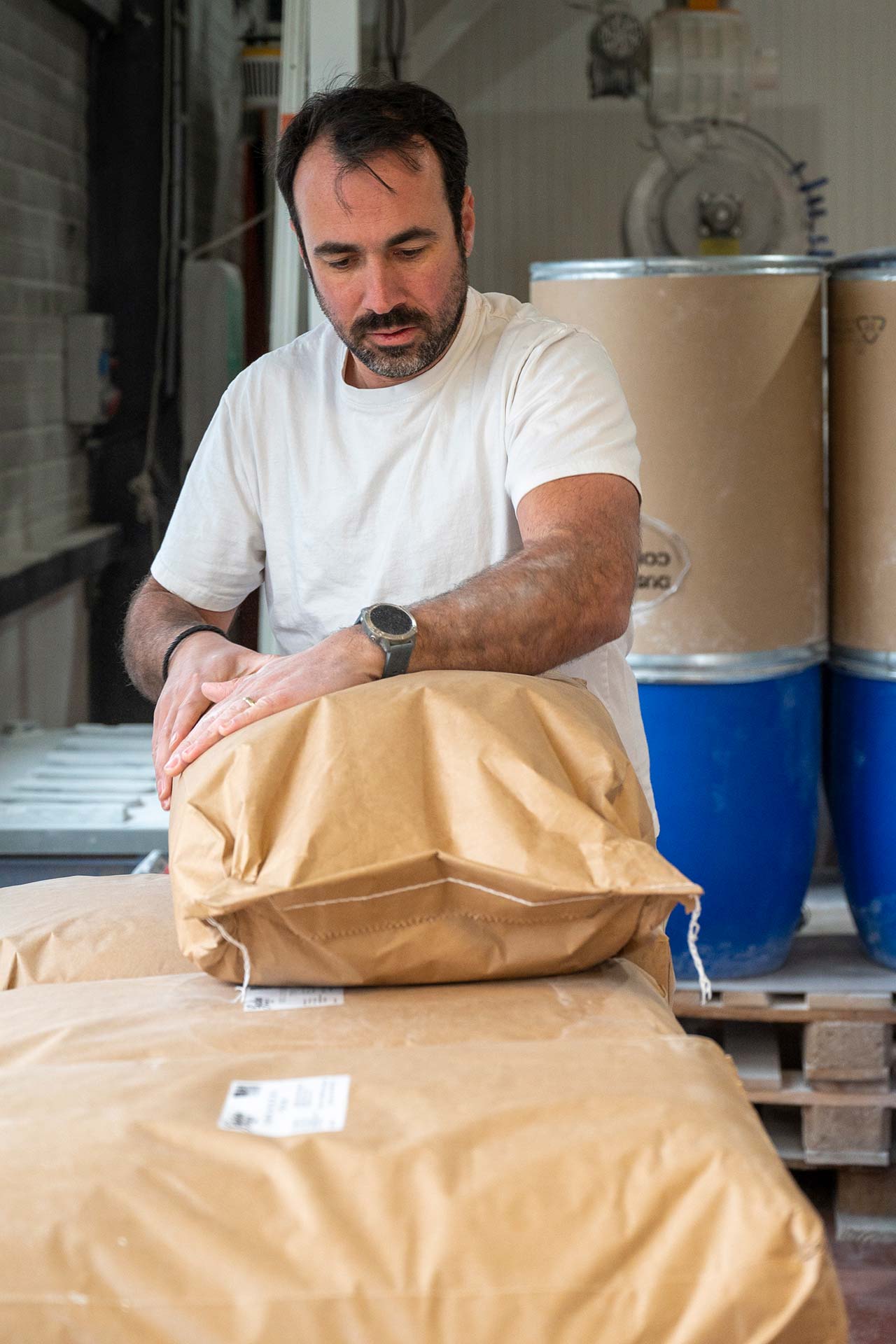 Grands sacs de farine Gaston Meunier Bio conditionnée par Mathieu Choux, fondateur de la meunerie installée à Pierre-Bénite (métropole de Lyon)