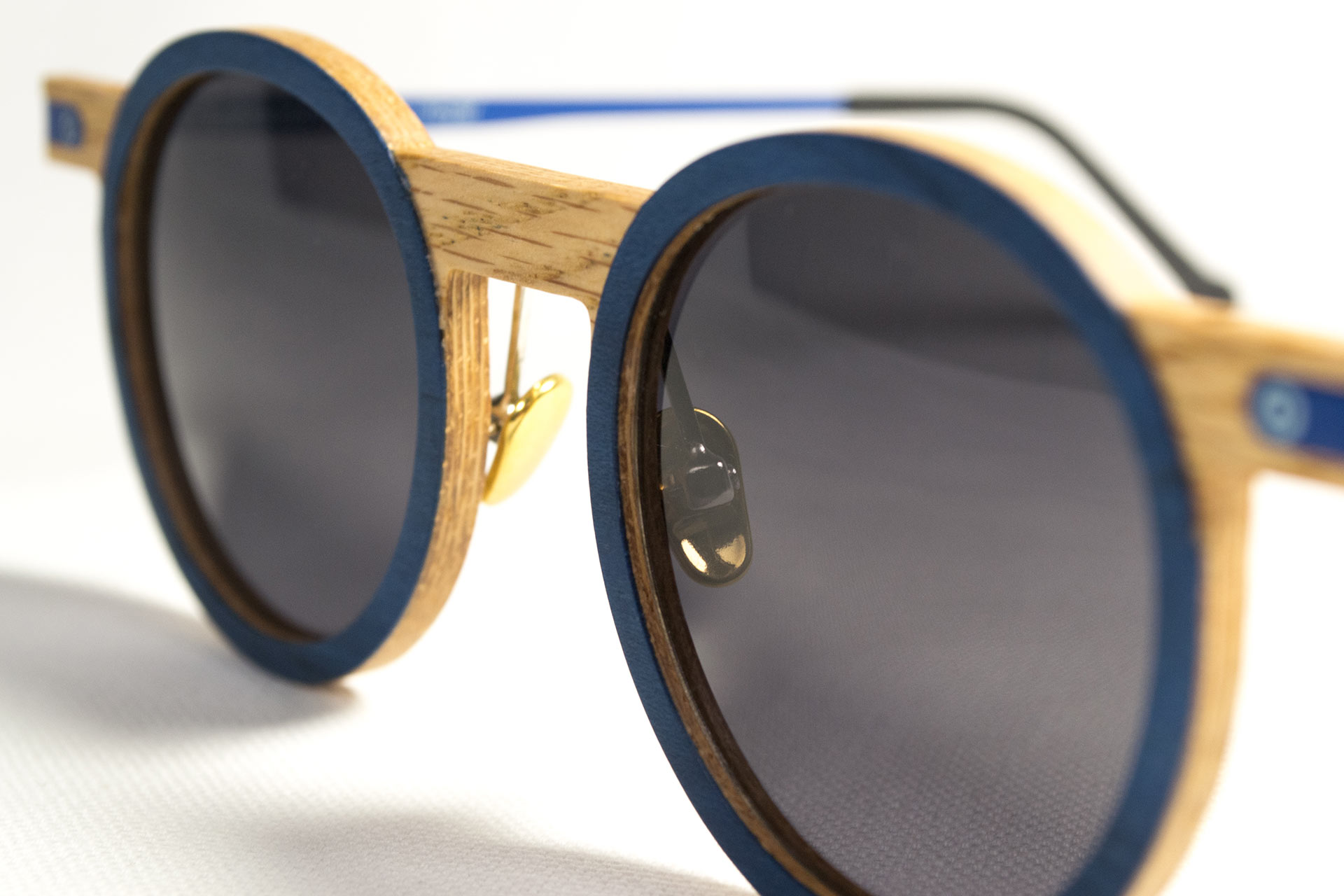 Paire de lunettes écoresponsables avec une monture bleue bois et métal créée par Ozed, entreprise implantée à Lyon