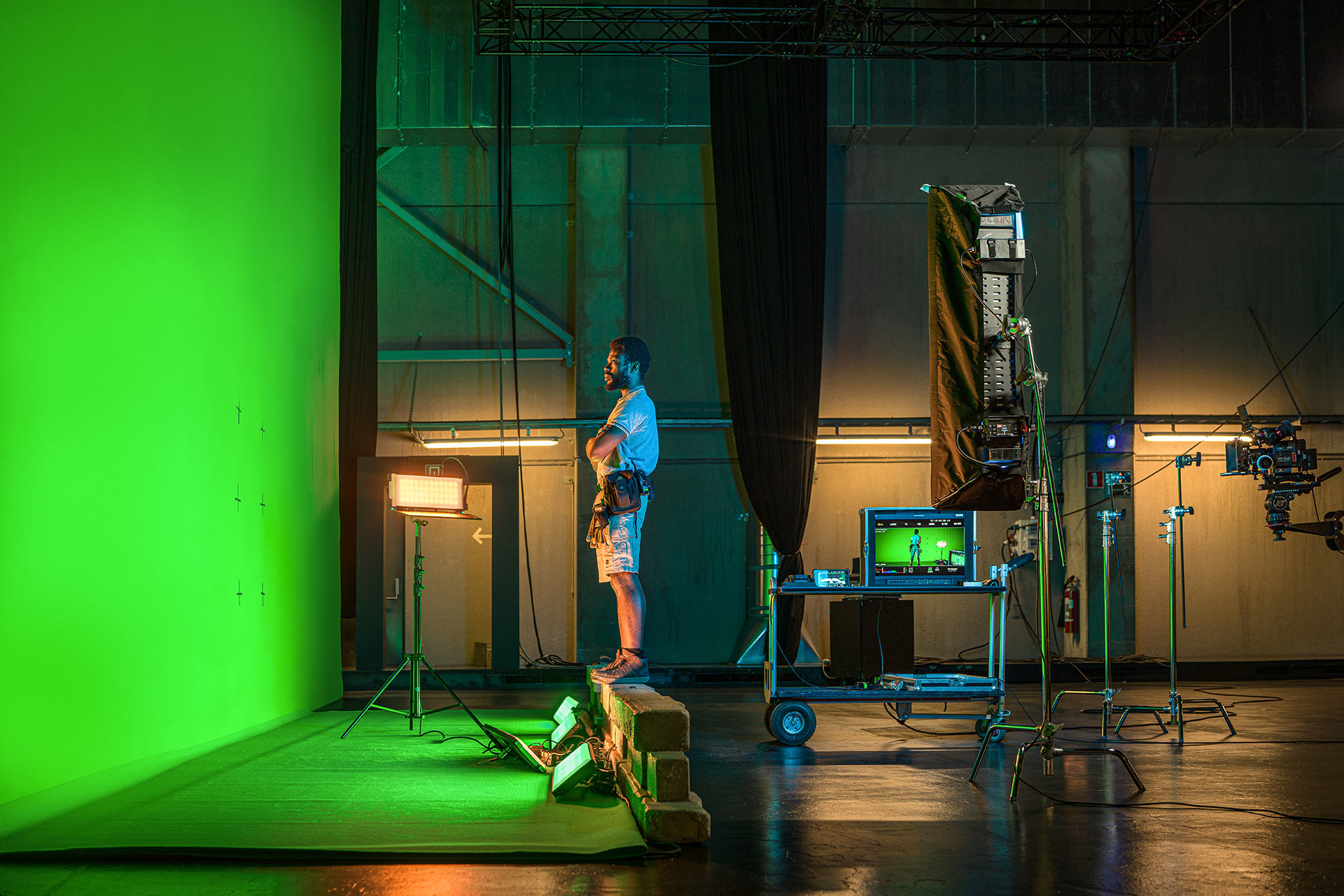DMG L Mix lighting system, designed and manufactured by Rosco in Villeurbanne, rigged indoors with a studio green screen
