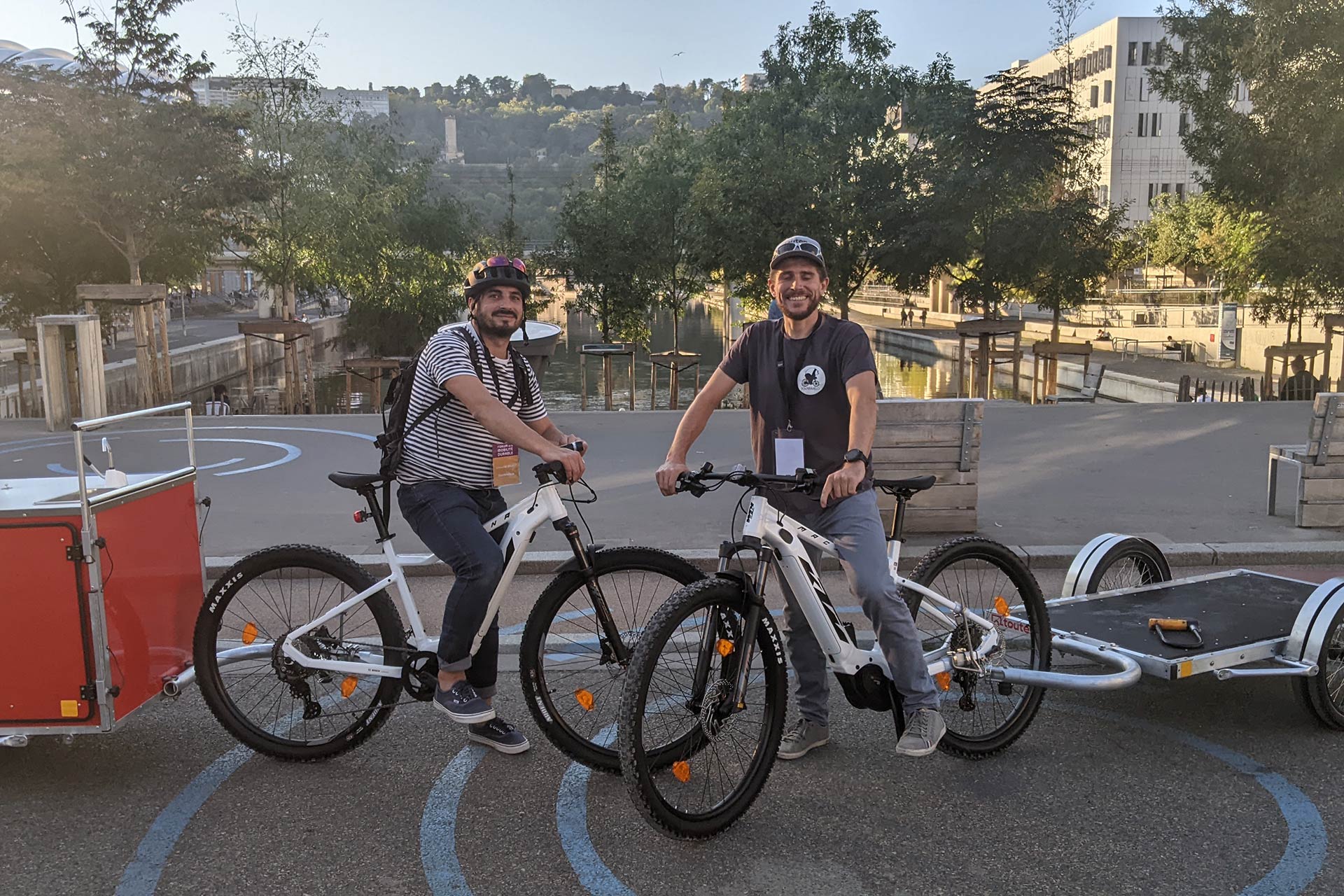 Benoît Kieffer et Odysseas Bruey, co-gérants de la société coopérative Toutenvélo Lyon, avec leurs vélos et remorques à Lyon Confluence