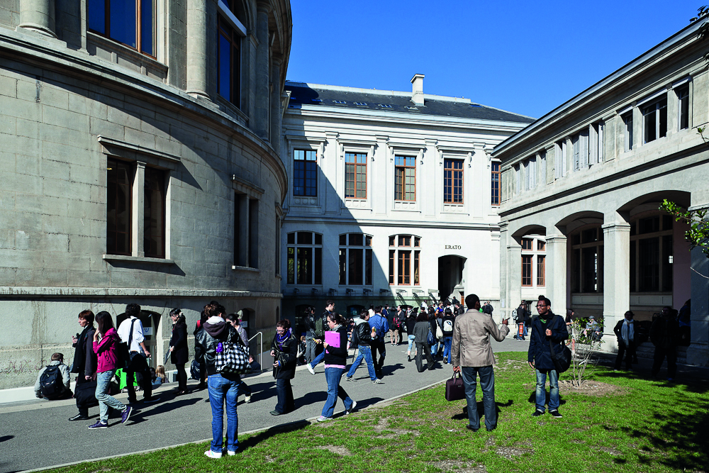 Etudiants dans la cours de l'Université Lyon II