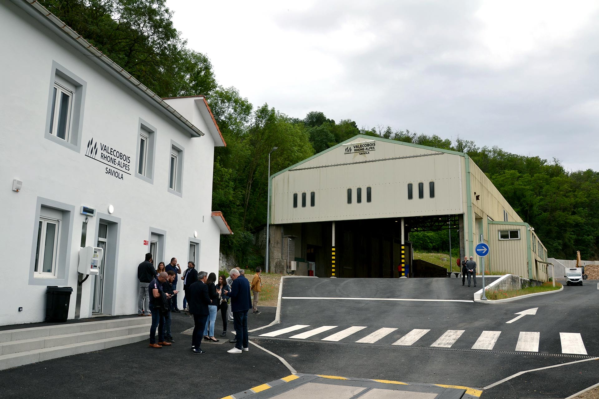 Bâtiment et plateforme de recyclage de déchets de bois de l'entreprise Valecobois Rhône-Alpes (groupe Saviola), à Givors